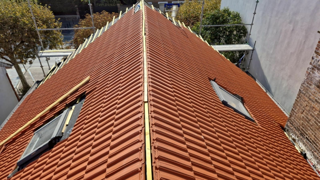 Toiture neuve en tuiles posée par Cogolin ST Couverture Élite