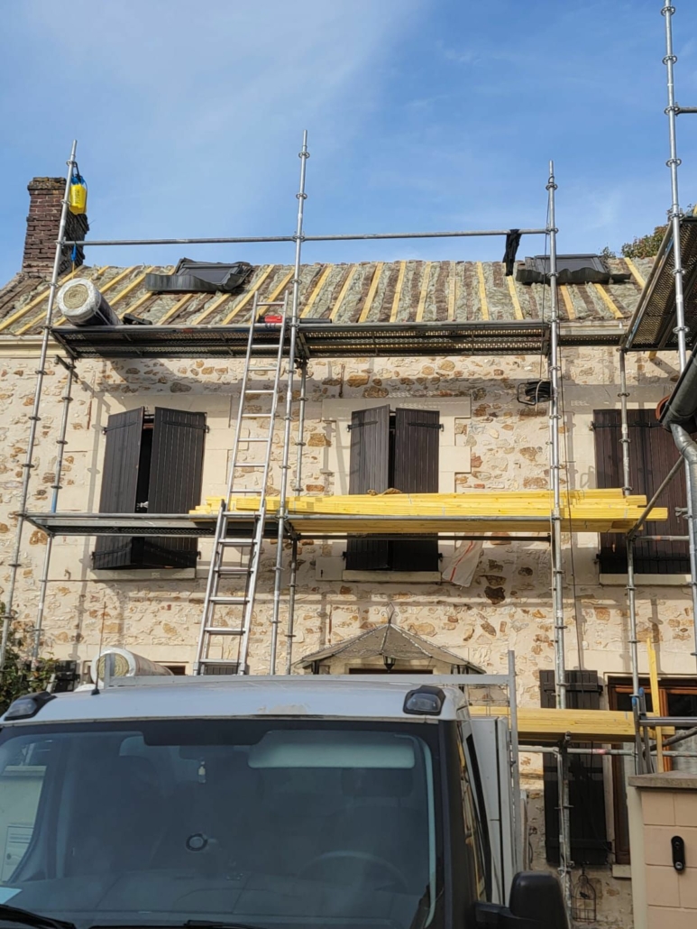 Échafaudage installé avant la réfection de toiture
